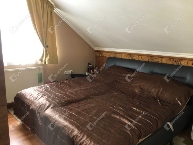 Eladó családi ház, Komáromban 150 M Ft, 8 szobás