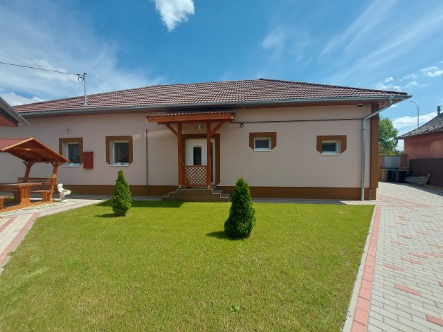 Eladó családi ház, Szolnokon 76 M Ft, 4 szobás