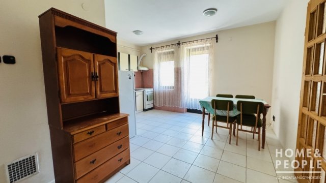 Eladó téglalakás, Szegeden 52 M Ft, 3 szobás