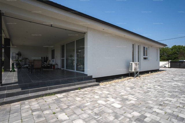 Eladó családi ház, Kecskeméten 109.9 M Ft, 3 szobás
