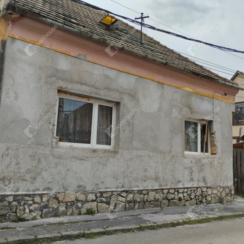 Eladó családi ház, Pápán 24 M Ft, 2 szobás