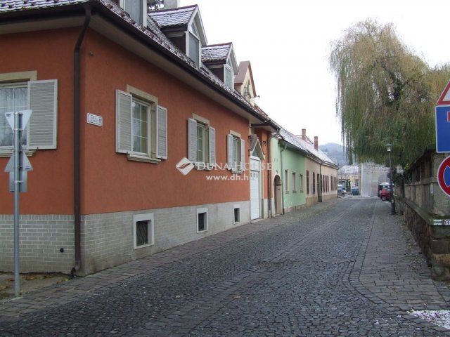 Eladó családi ház, Esztergomban 250 M Ft, 6 szobás