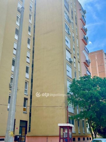 Eladó panellakás, Pécsett 34.99 M Ft, 2 szobás