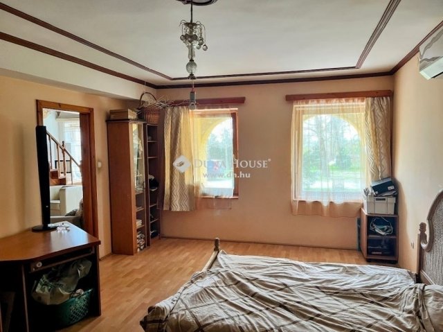 Eladó családi ház, Pécsett 89 M Ft, 6 szobás