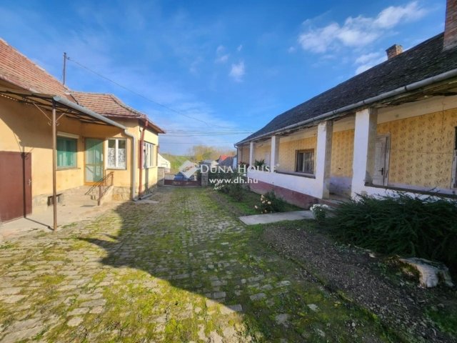 Eladó családi ház, Majson 20 M Ft, 3 szobás