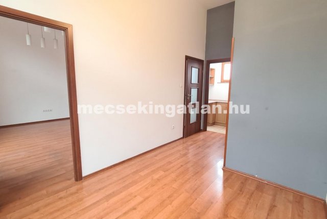 Kiadó iroda, Pécsett 150 E Ft / hó, 2 szobás