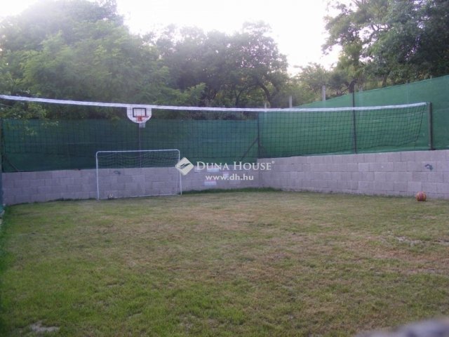 Eladó családi ház, Pécelen 225 M Ft, 8 szobás