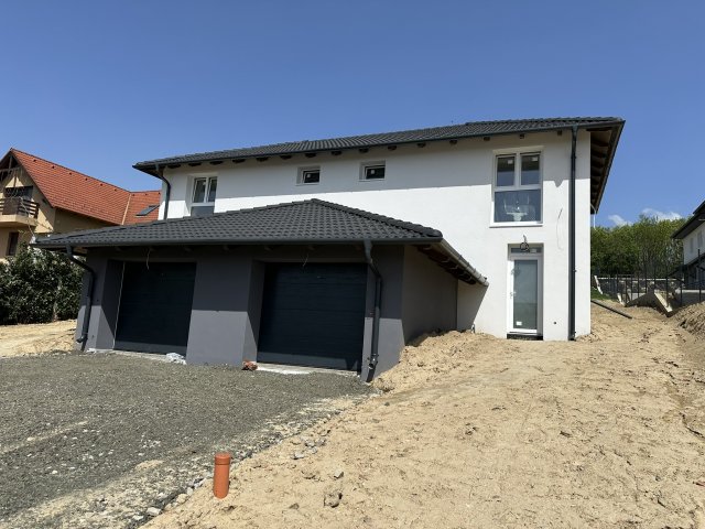 Eladó ikerház, Vácon 99.9 M Ft, 1+3 szobás