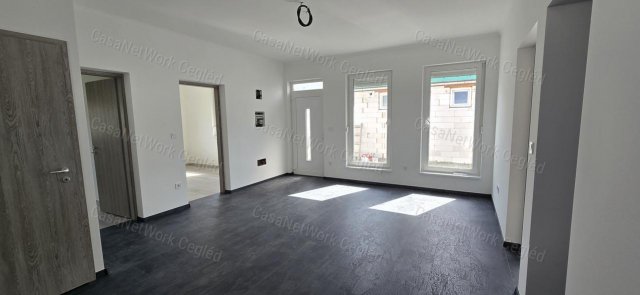 Eladó ikerház, Cegléden 50 M Ft, 4 szobás / költözzbe.hu