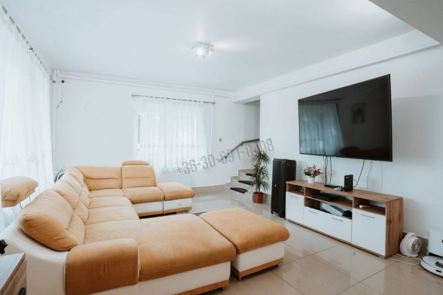 Eladó családi ház, Gödöllőn 220 M Ft, 14 szobás