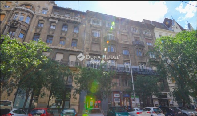 Eladó téglalakás, Budapesten, V. kerületben, Báthory utcában
