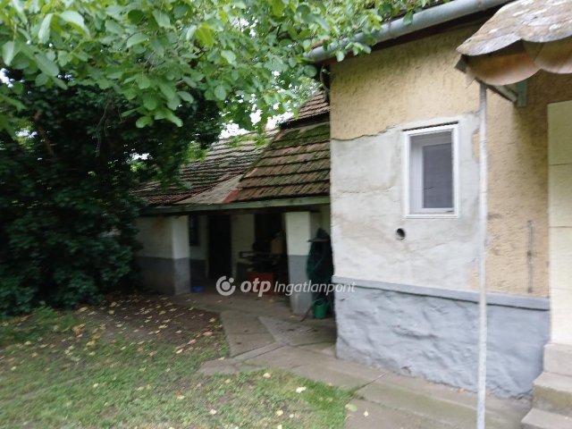 Eladó családi ház, Apcon 21 M Ft, 3 szobás