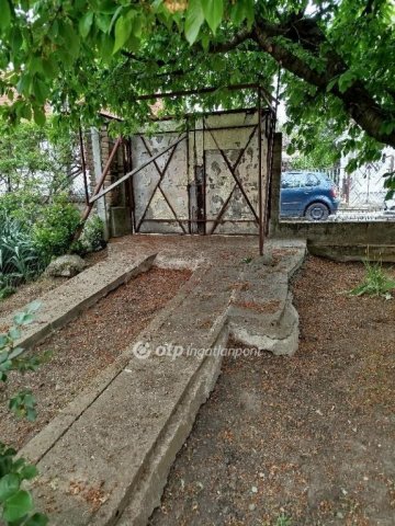 Eladó családi ház, Pécsett 18.99 M Ft, 1 szobás