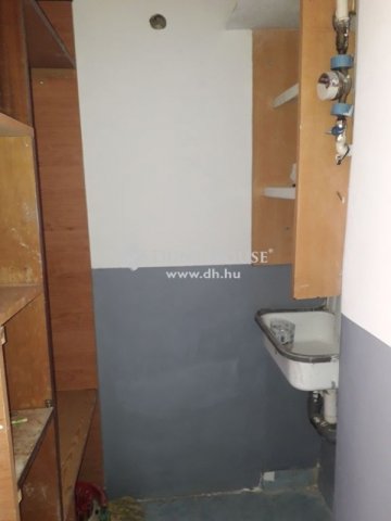 Eladó téglalakás, Komlón 3.5 M Ft, 1 szobás