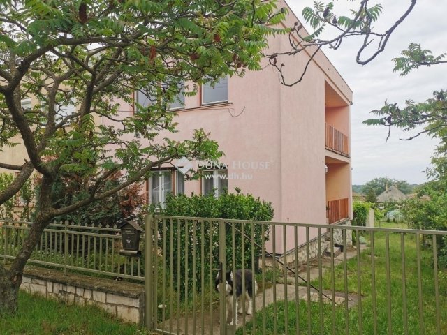 Eladó családi ház, Dunaalmáson 56 M Ft, 4 szobás