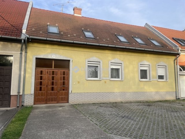Eladó családi ház, Kecskeméten 125 M Ft, 6+1 szobás