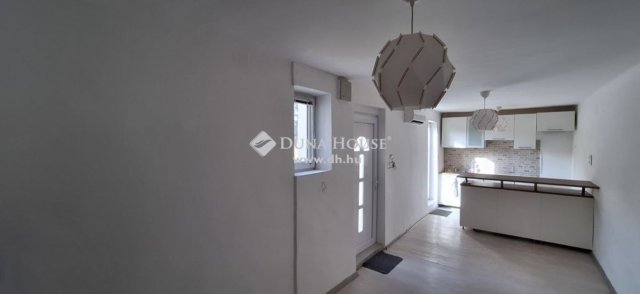 Eladó téglalakás, Pécsett 21.9 M Ft, 2 szobás
