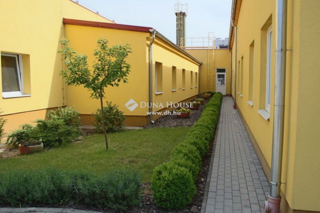 Kiadó ipari ingatlan, Pécsett 2545 E Ft / hó