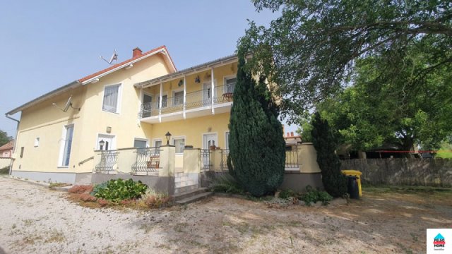 Eladó családi ház, Balatonújlakon 89.997 M Ft, 5+6 szobás