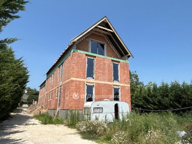 Eladó téglalakás, Balatonföldváron 153 M Ft, 4 szobás