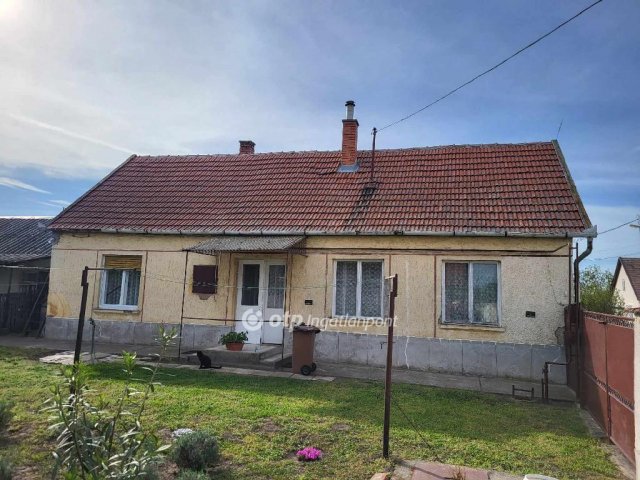 Eladó családi ház, Jászfényszarun 19.5 M Ft, 2 szobás