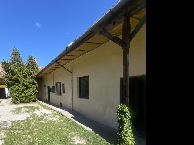 Eladó családi ház, Esztergomban 46.9 M Ft, 2 szobás