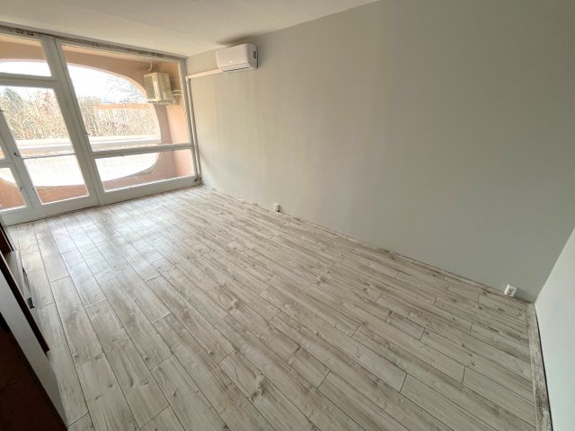 Eladó panellakás, Pécsett, Éva utcában 35.5 M Ft, 3 szobás