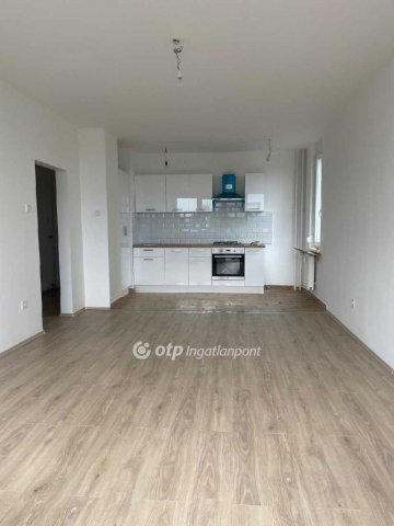 Eladó téglalakás, Gyöngyösön 44.5 M Ft, 3 szobás