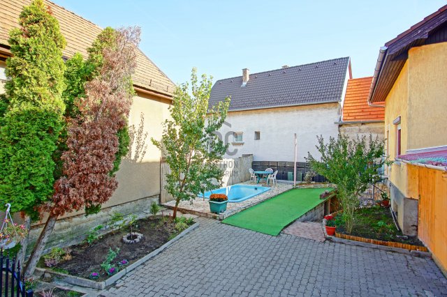 Eladó családi ház, Pilisvörösváron 86.9 M Ft, 8 szobás