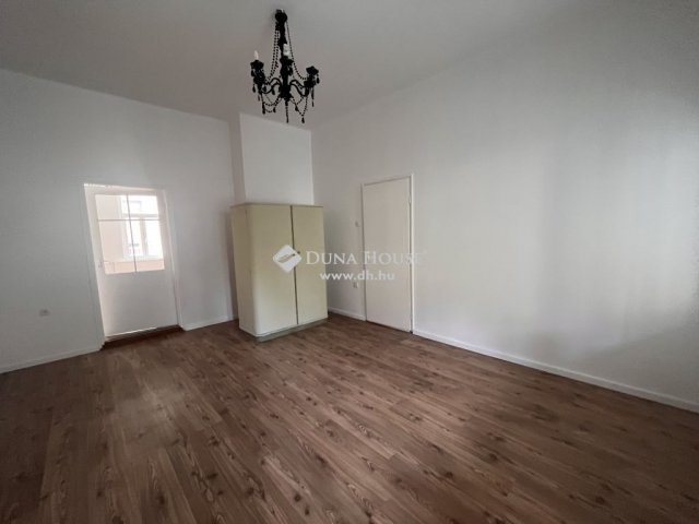 Eladó téglalakás, Pécsett 74 M Ft, 4 szobás