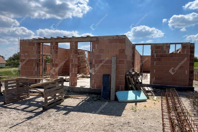 Eladó ikerház, Úrhidán 83.99 M Ft, 5 szobás