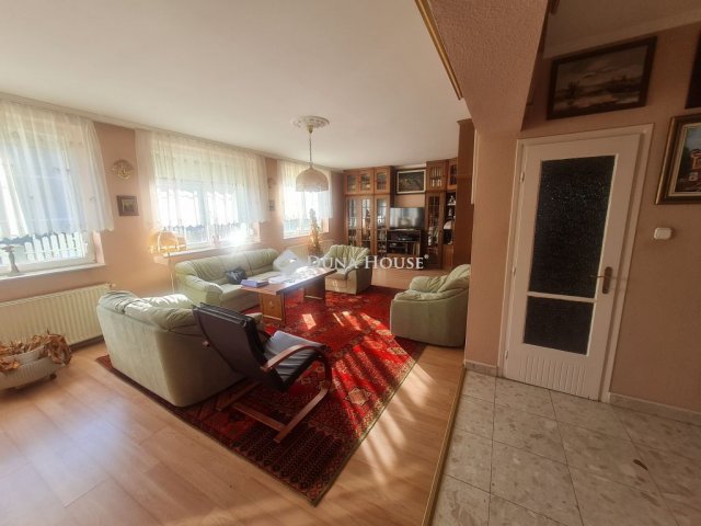 Eladó családi ház, Siófokon 99 M Ft, 11 szobás