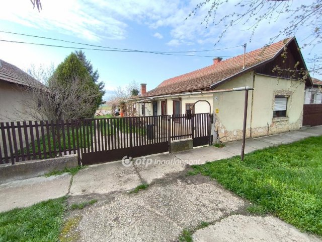 Eladó családi ház, Mezőtúron 27 M Ft, 1+2 szobás