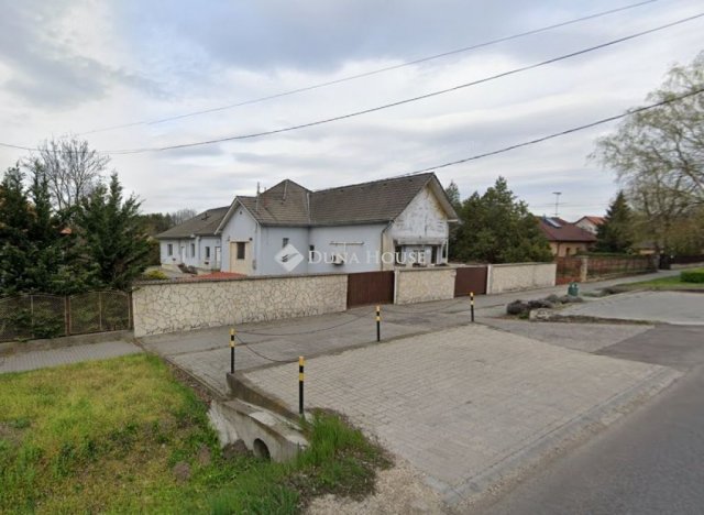 Eladó családi ház, Mendén 179.9 M Ft, 11 szobás