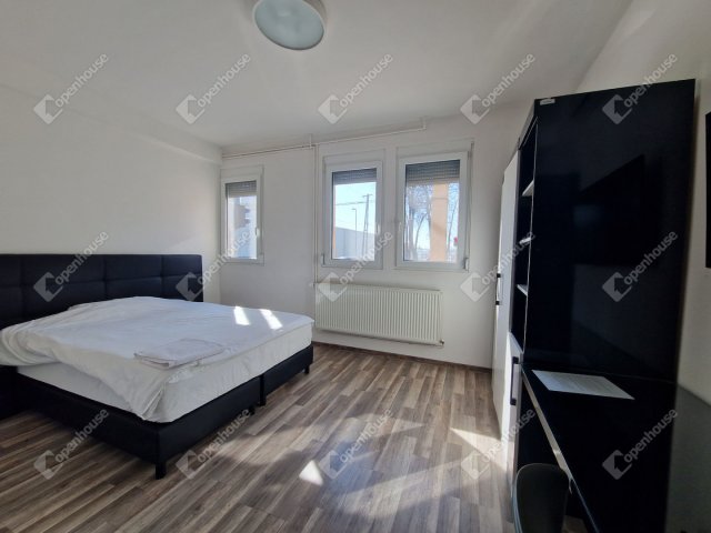 Eladó hotel, Komáromban 808 M Ft, 28 szobás