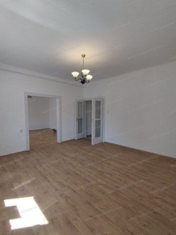 Eladó családi ház, Szolnokon 34.5 M Ft, 2 szobás