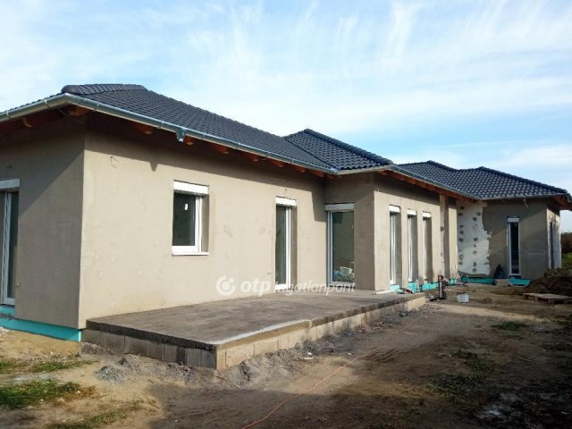 Eladó ikerház, Pusztaszabolcson 74.99 M Ft, 4 szobás