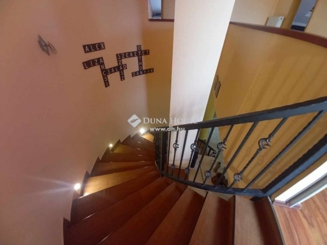 Eladó családi ház, Vecsésen 222.1 M Ft, 6 szobás