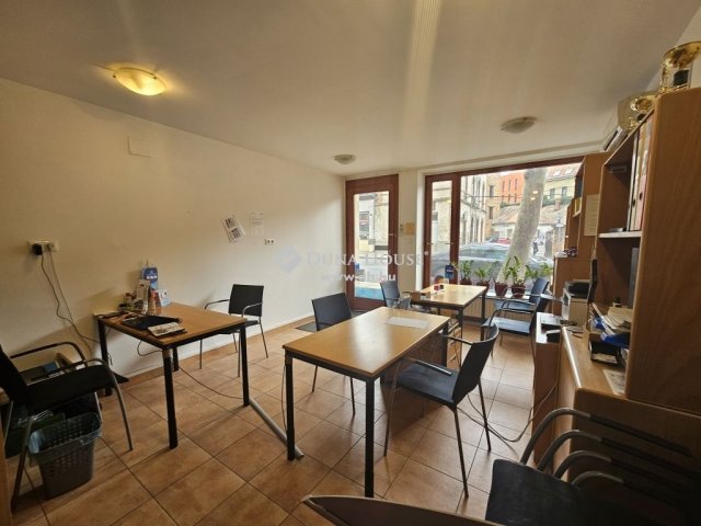 Eladó üzlethelyiség, Pécsett 23 M Ft, 1 szobás