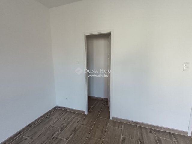 Eladó téglalakás, Cegléden 32.9 M Ft, 1 szobás