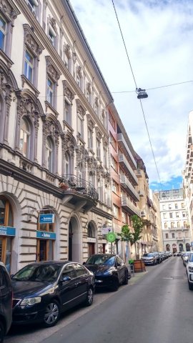 Eladó téglalakás, Budapesten, VI. kerületben 55.9 M Ft, 1 szobás