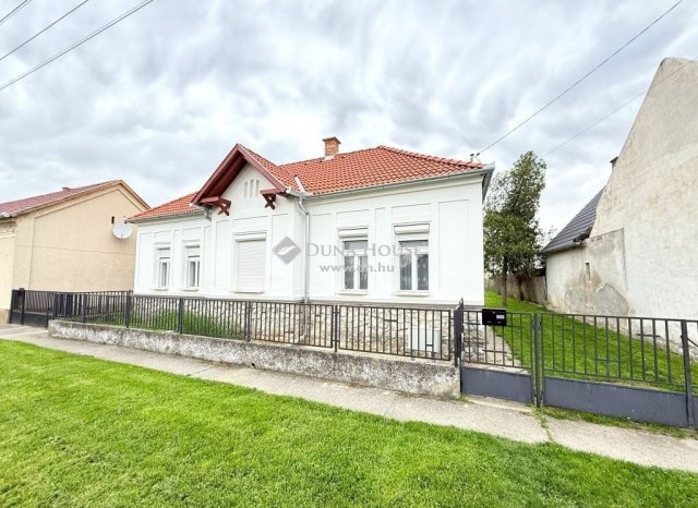 Eladó családi ház, Hobolon 59.9 M Ft, 4 szobás