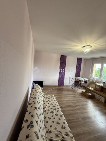 Eladó panellakás, Veszprémben 41.9 M Ft, 2 szobás
