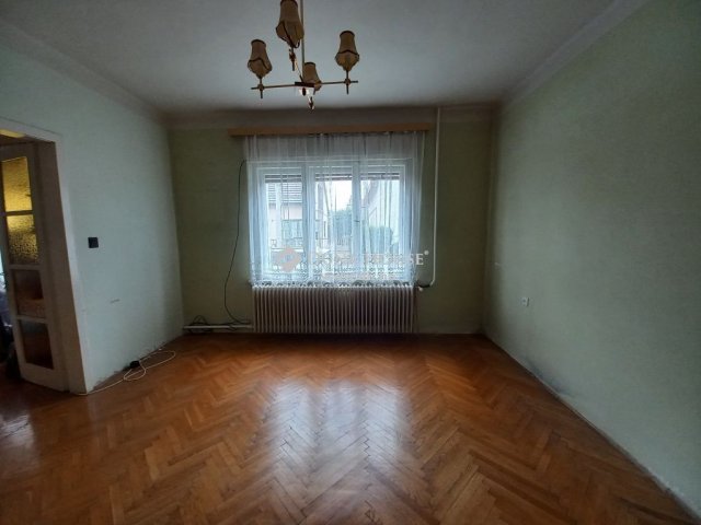 Eladó családi ház, Pécsett 67.9 M Ft, 6 szobás