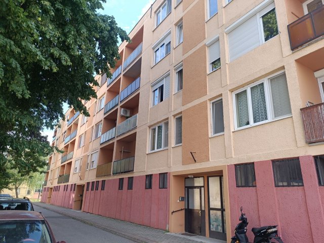Eladó téglalakás, Ajkán 27.5 M Ft, 2 szobás