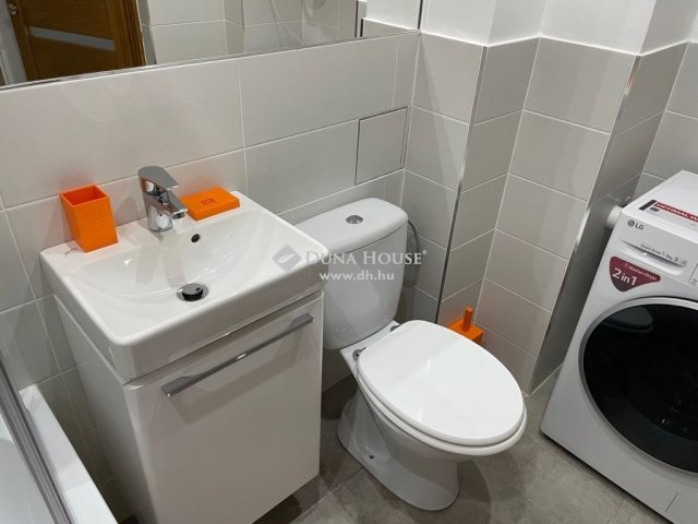 Eladó téglalakás, Pécsett 45 M Ft, 1 szobás