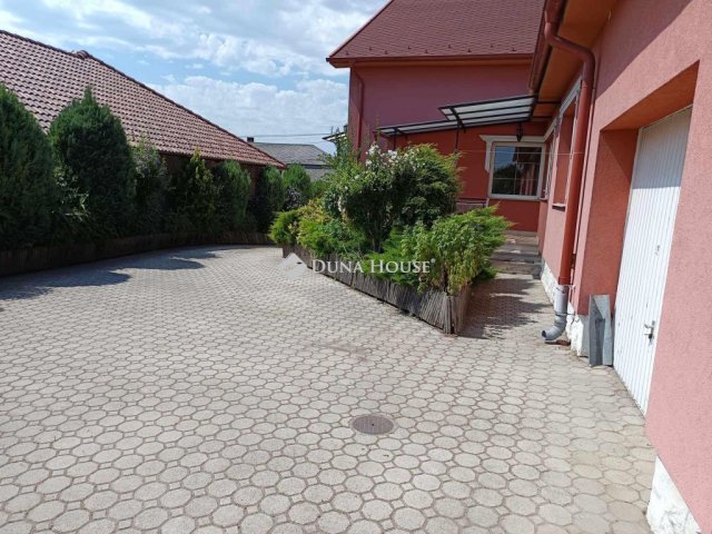 Eladó családi ház, Ácson 73 M Ft, 7 szobás