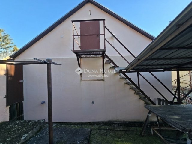 Eladó családi ház, Pécsett 32.9 M Ft, 3 szobás