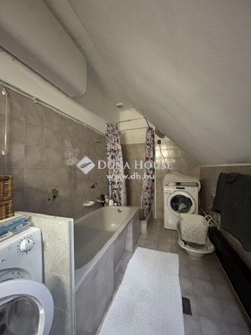 Eladó családi ház, Budaörsön 230 M Ft, 10 szobás