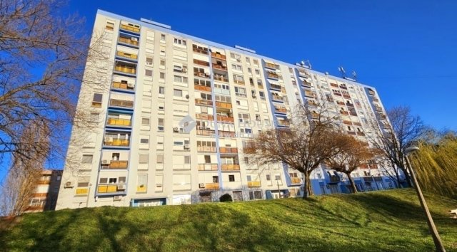Eladó panellakás, Komlón 23 M Ft, 2 szobás